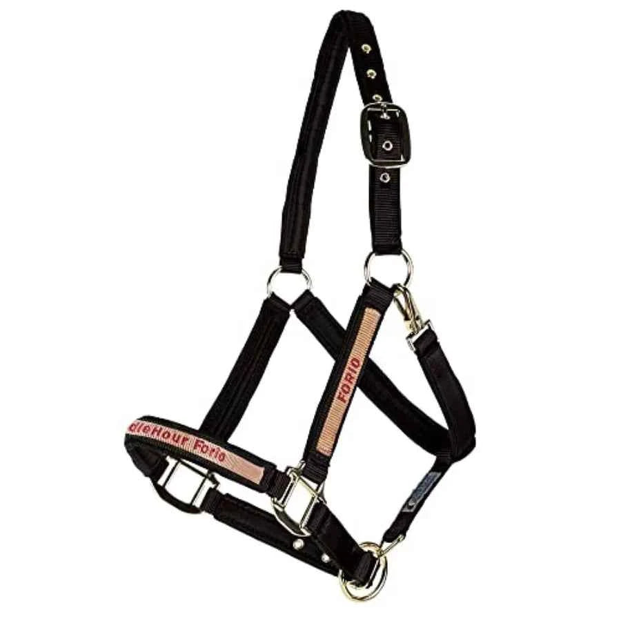 Horse halter for daily use. Nylon material, black color, fully padded to avoid rubs. Has an adjustable crown and curb.