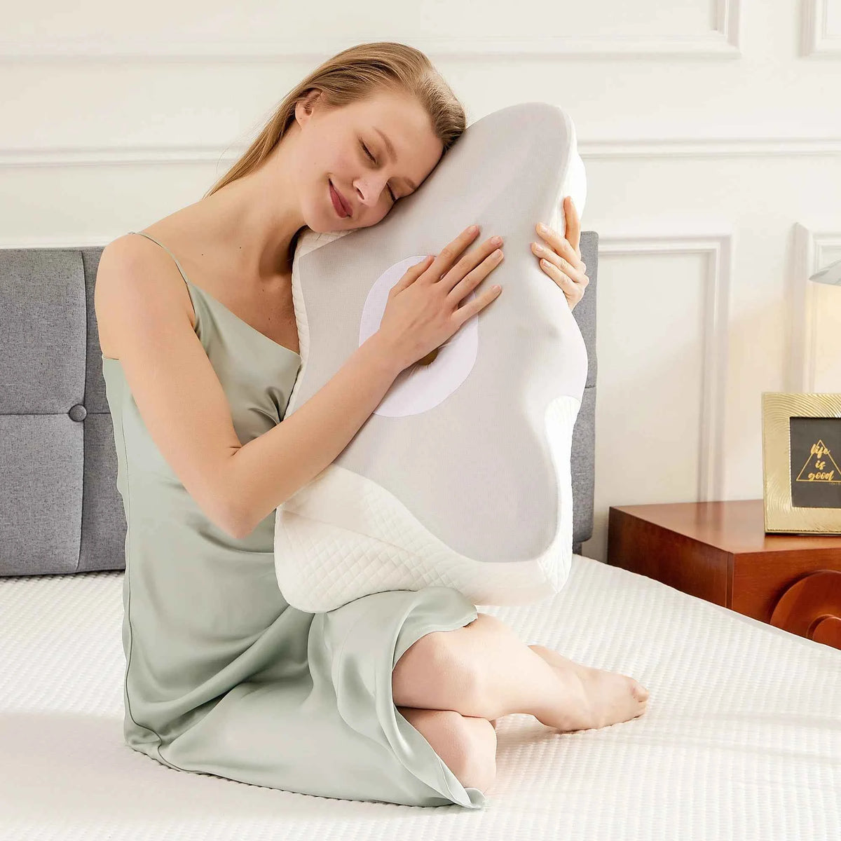 MCQ 1-piece Queen Size Ergonomic Neck Pillow. Comfort Memory Foam Pillows. Removable Washable Cover. Ventilated Cooling Bed Pillow