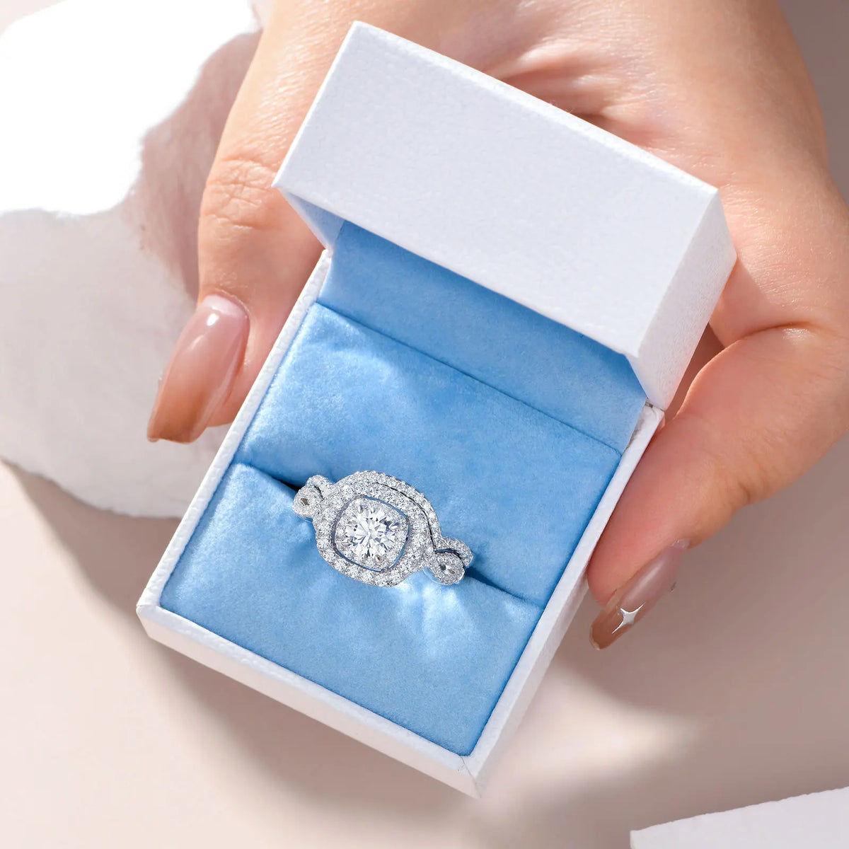 Newshe 2Pcs Halo Round Cut Moissanite Wedding Ring Set for Women. Solid 925 Sterling Silver Zircons Luxury Bridal Rings